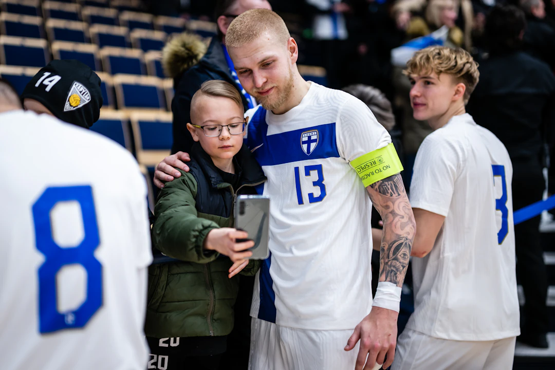Jani Korpela nuoren fanin kanssa.