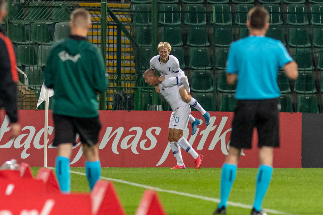 Salomaa onnistui maalinteossa Puolaa vastaan U19-EM-karsinnoissa. Tuulettamassa mukana Otso Koskinen.