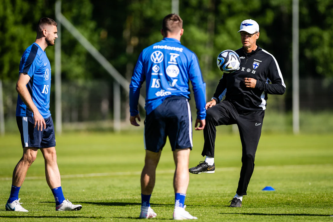 Päävalmentaja Markku Kanerva pallotteli Huuhkajien harjoituksissa Arttu Hoskosen ja Benjamin Källmanin kanssa.