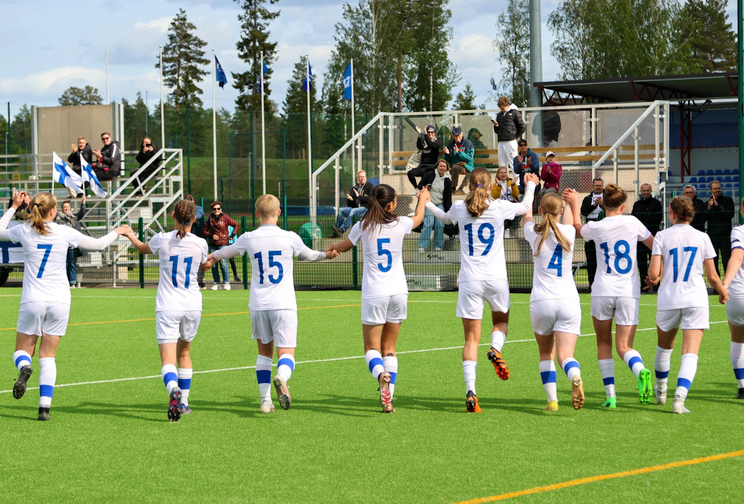 U17-tytöt juhlivat UEFA Development -turnauksen voittoa toukokuussa.