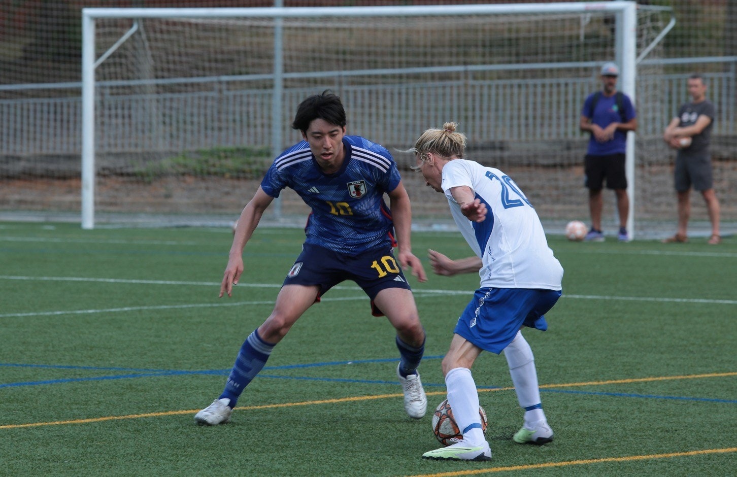 Ville Kuronen haastaa Japanin Yoshiki Kuboa.