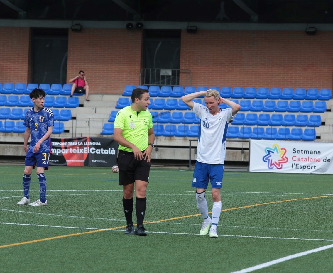 Ville Kuronen keskustelemassa erotuomarin kanssa.