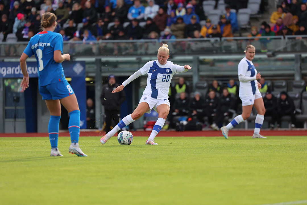 Eveliina Summasen kaukolaukaus vei Suomen johtoon.