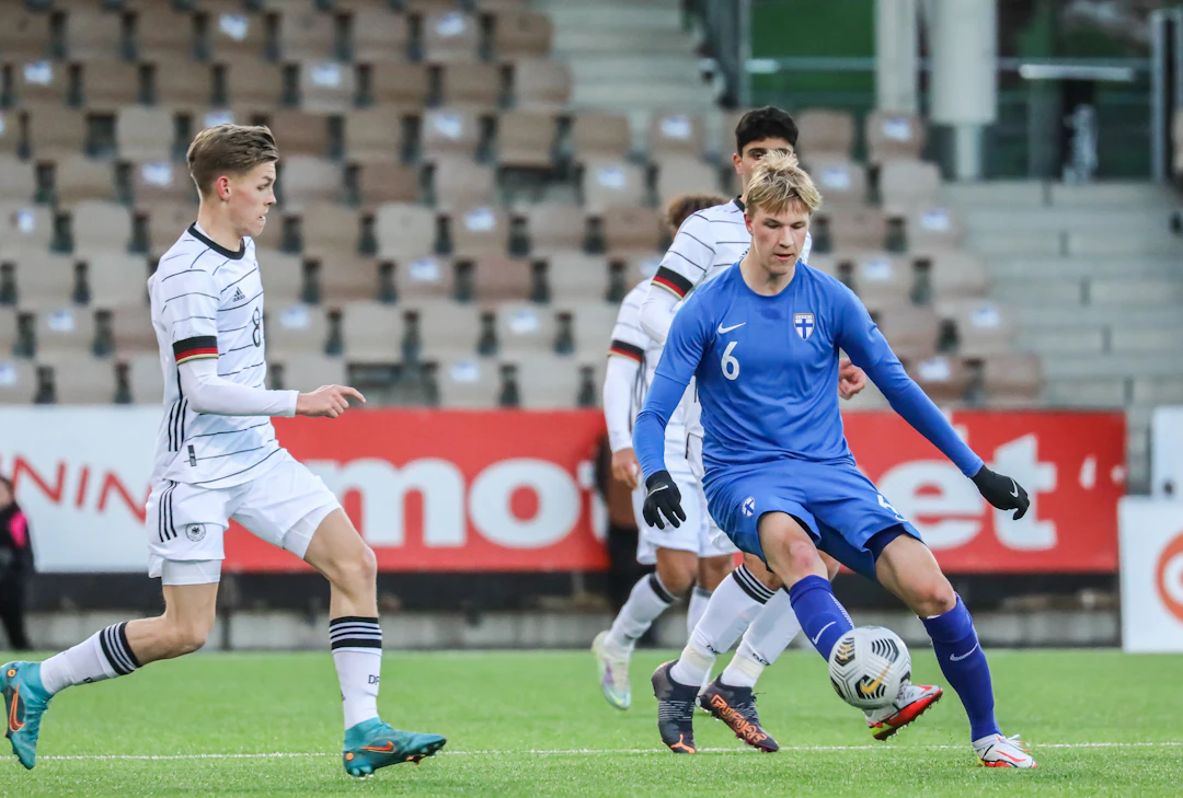 Hyryläinen pelasi edellisen maaottelunsa maaliskuussa 2022, jolloin U19-pojat kaatoi Saksan EM-jatkokarsinnoissa. Seuraavaksi keskikenttämies nähtäneen Pikkuhuuhkajissa.