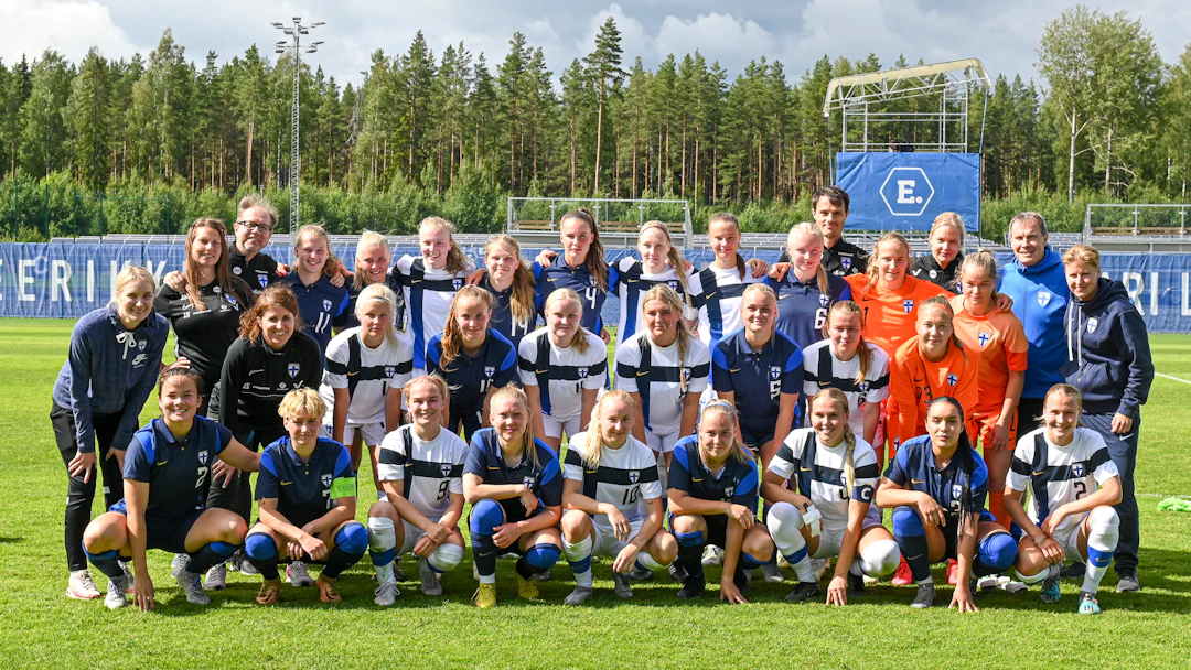 Pikkuhelmareiden leiriryhmä.