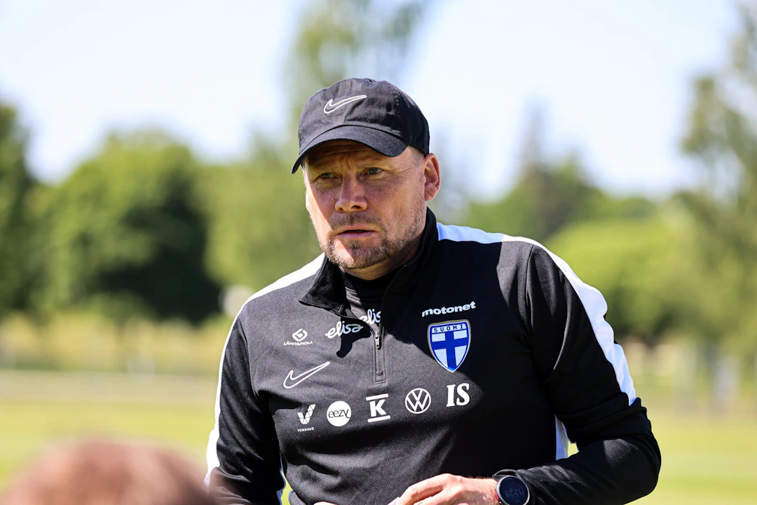 Huuhkajien valmennusryhmään kuuluva HJK:n päävalmentaja Toni Korkeakunnas kertoi ilouutiset Kouassivi-Benissanille
