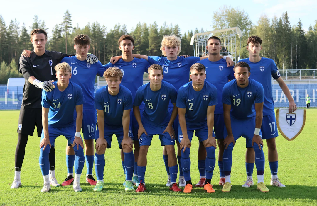 Suomen avaus Walesia vastaan.