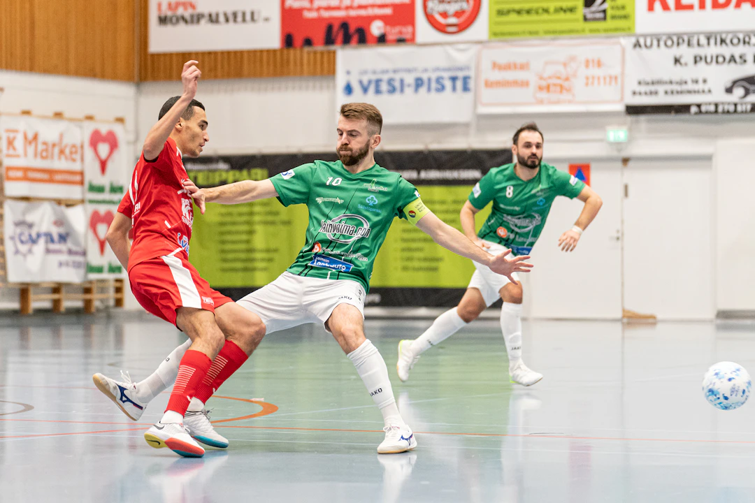 Arber Istrefi haastaen FC Kemin Anass Nasseria vierasottelussa Kemissä