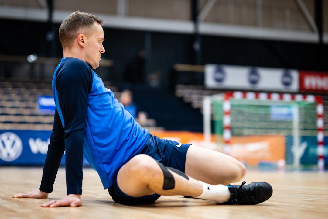 Jukka Kytölä venyttelee