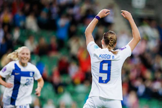 Katariina Kosola tuulettaa maaliaan Slovakiaa vastaan Turussa syyskuussa 2023.
