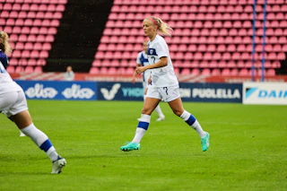 Adelina Engman A-maaottelussa Skotlantia vastaan heinäkuussa 2023.