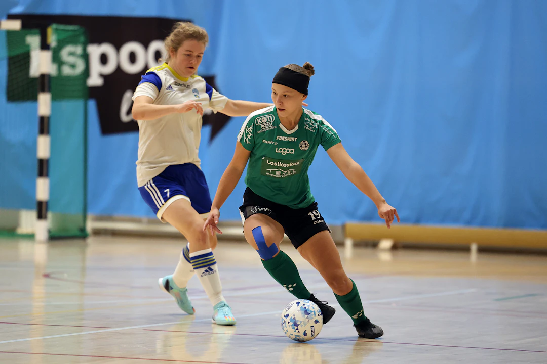 Tekla Valkeapää (2007) on yksi nuorimmista Naisten Futsal-Liigan pelaajista ja nähtäneen pitkään vielä myös vahvistamassa nuorten puolta