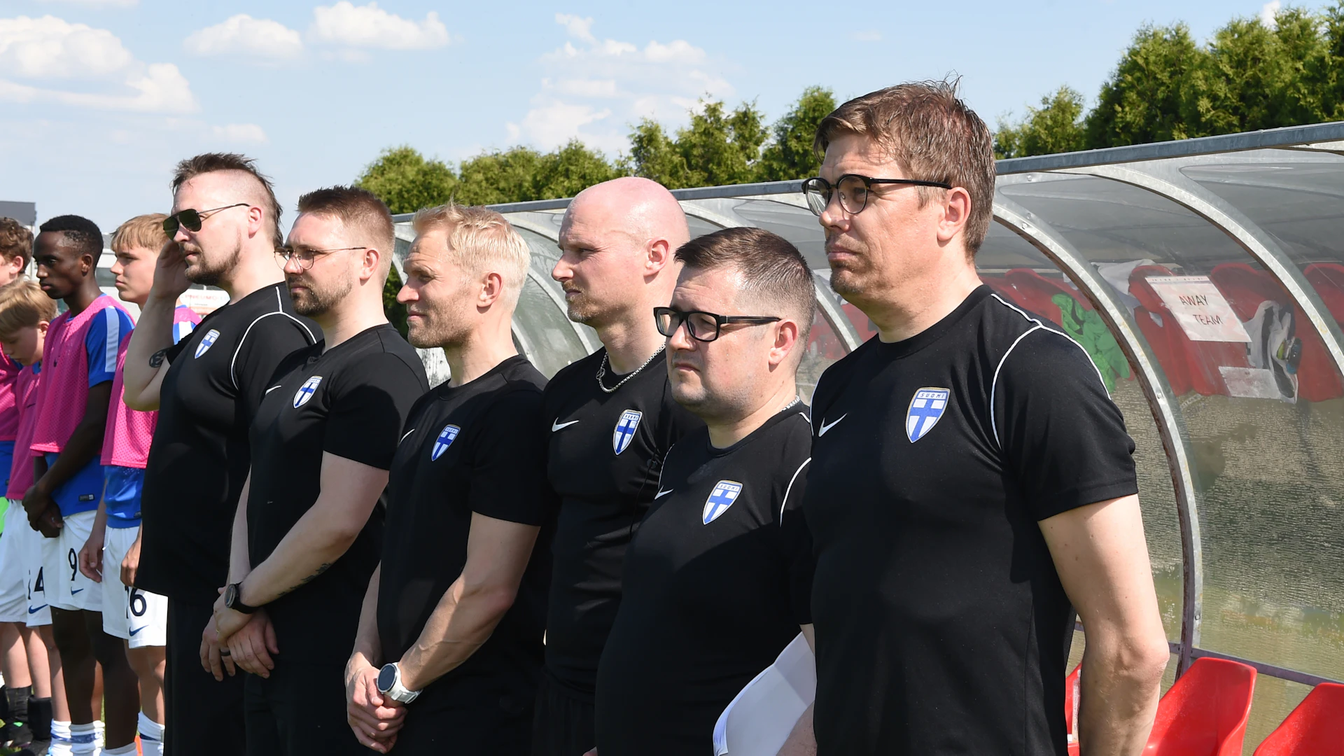 Kuvassa U16-poikien päävalmentaja Erkka V. Lehtola valmennustiimeineen Serbiassa UEFA Development -turnauksessa.