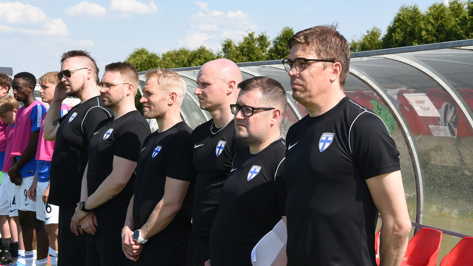 Kuvassa U16-poikien päävalmentaja Erkka V. Lehtola valmennustiimeineen Serbiassa UEFA Development -turnauksessa.