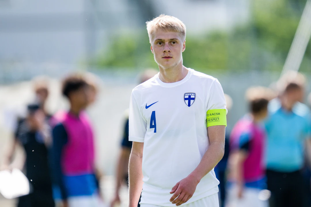 Rony Jansson kapteenina U18-maajoukkueen ottelussa Ruotsia vastaan kesällä 2022.
