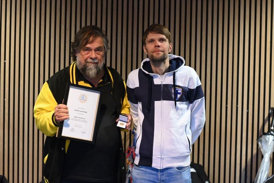 Jukka Raksu Airaksiselle Kultainen Ansiomerkki jukka-raksu-airaksiselle-kultainen-ansiomerkki