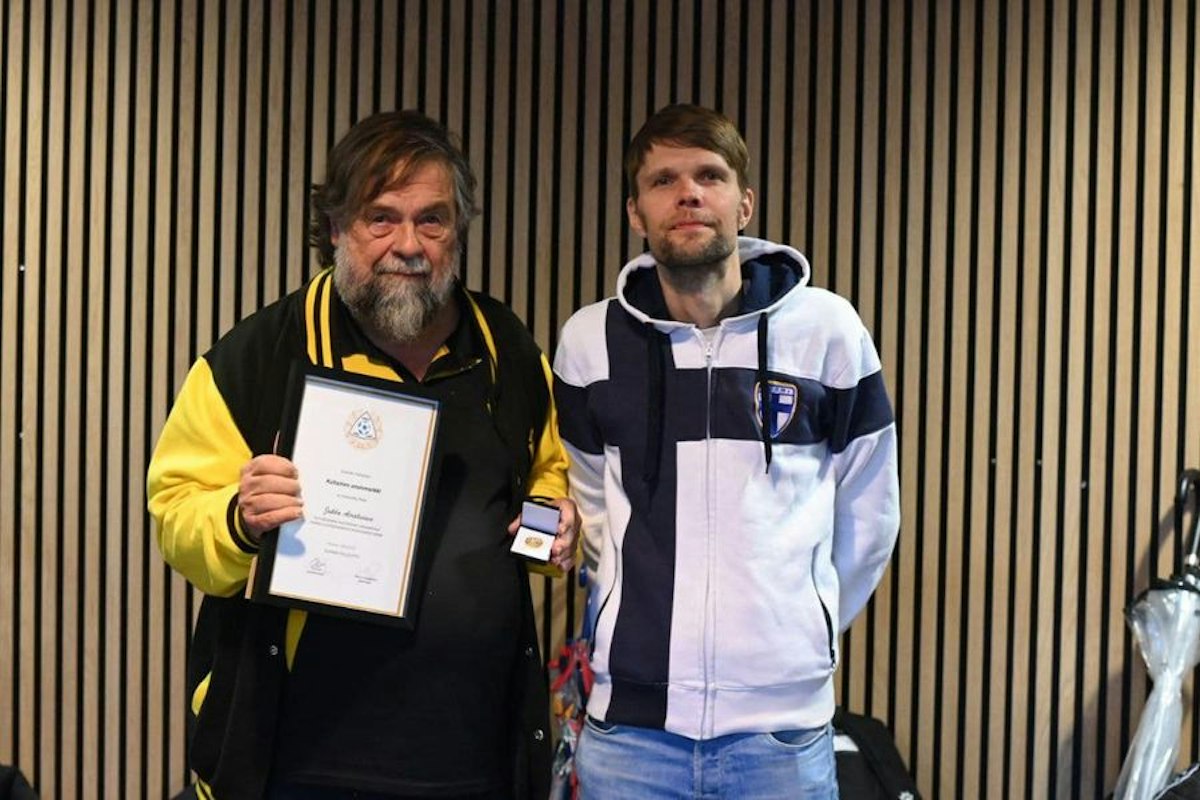 jukka-raksu-airaksiselle-kultainen-ansiomerkki