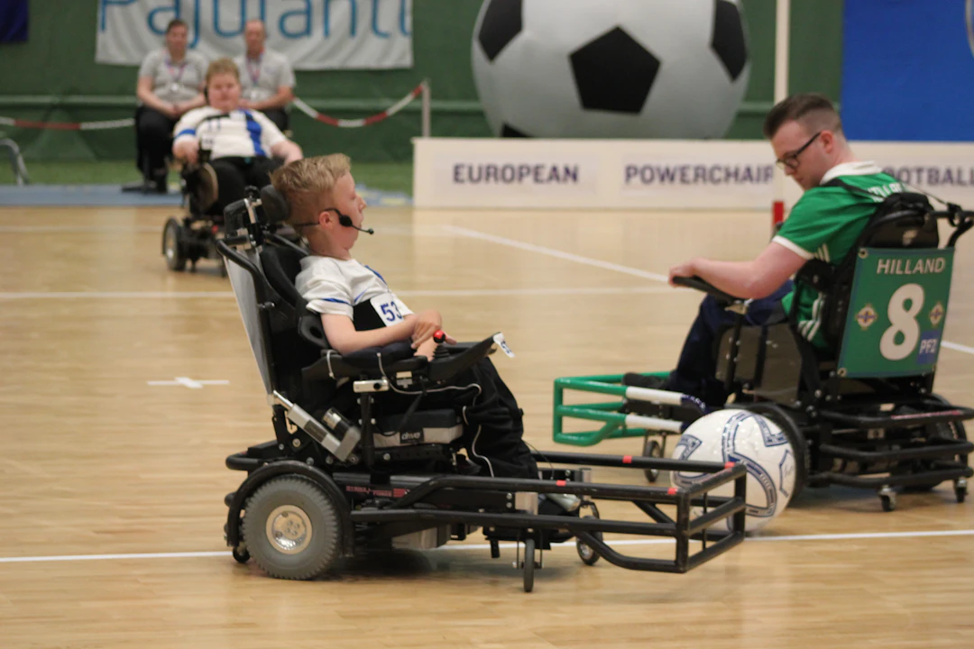 Sähköpyörätuolijalkapalloa pelataan pelituoleissa, joita voi kokeilla Helsingin tilaisuudessa.