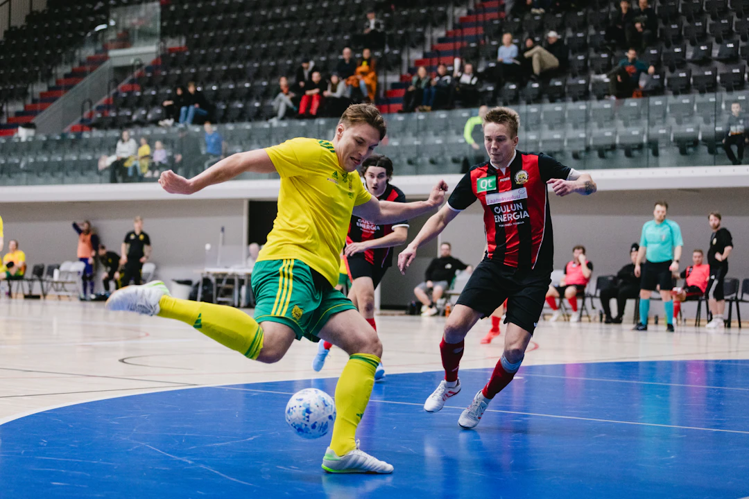 Täksi kaudeksi takaisin Miesten Futsal-Ykköseen noussut Ilves FS on aloittanut varsin vahvasti ollen nyt kolmantena. Kuvassa etualalla joukkueen paras maalintekijä Sampo Ala.