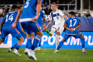 Fredrik Jensen Nations League -ottelussa Romaniaa vastaan syksyllä 2022.
