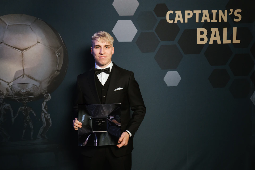 Tuomas Ollila palkittiin vuoden 2023 Captain's Ballissa Veikkausliigan vuoden puolustajana..