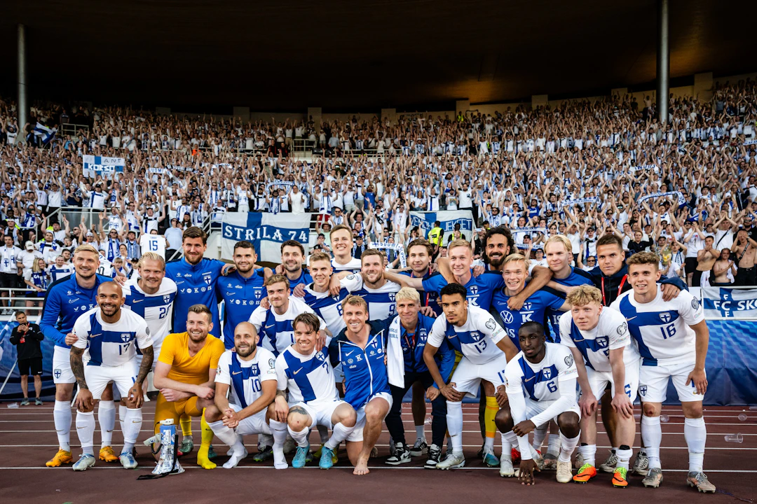 Huuhkajat Pohjoiskaarteen edessä.