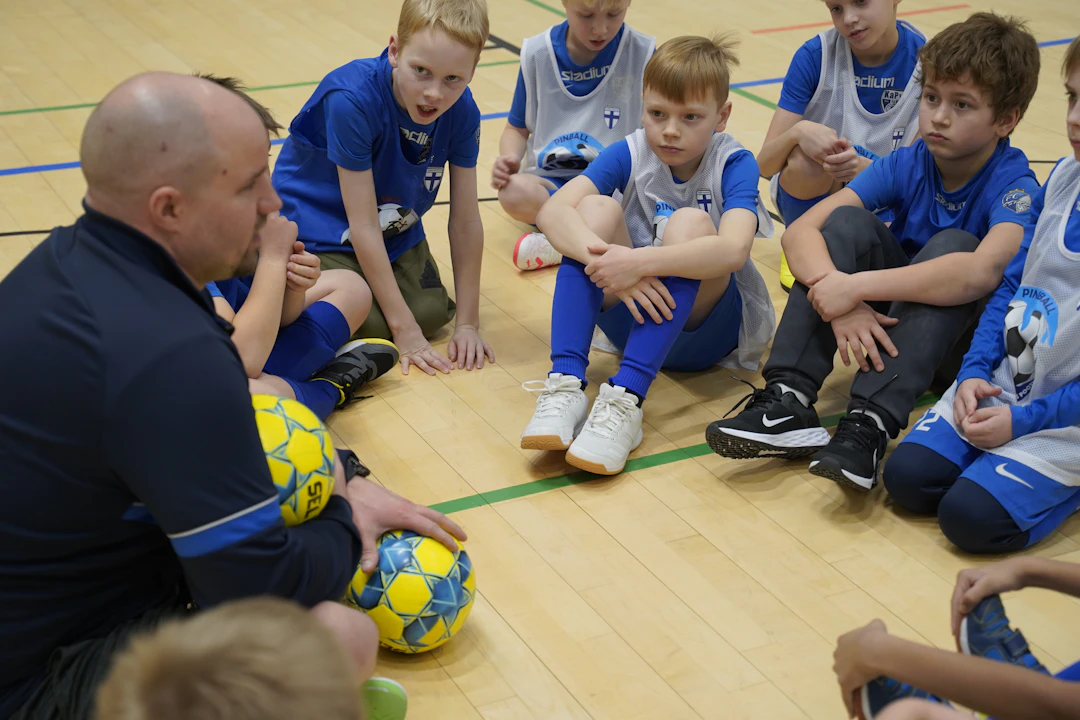 Pelaajat kuuntelemassa valmentajaa Kauklahden Pyrinnön harjoituksissa.