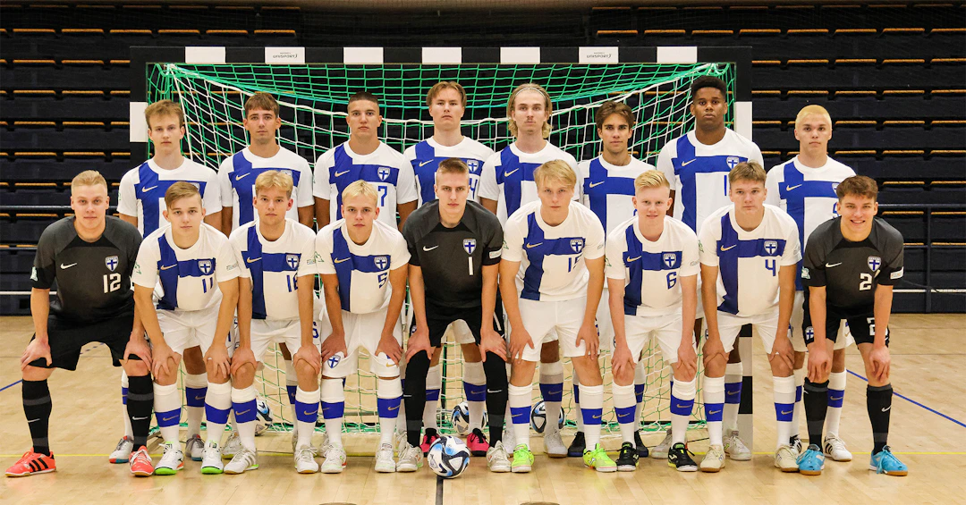 Edeltävä EM-lopputurnaukseen edennyt U19-poikien futsalmaajoukkue. Tästä ikäluokkamaajoukkueesta kaikki pelaajat osallistuivat myös ikäluokkansa alueelliseen pelaajakehitystoimintaan, vaikka aiemmilla toimintakausilla maajoukkuekokoonpanoon on noussut pelaajia myös aluetoimintajärjestelmän ulkopuolelta.