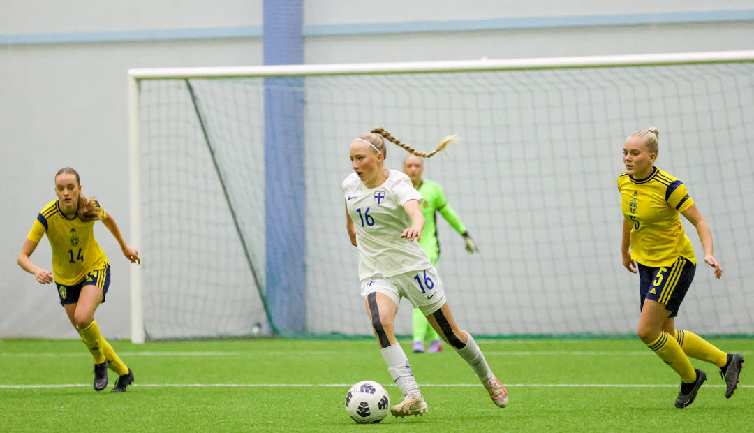 Edellisessä maaottelussaan Pikkuhelmarit kukisti Ruotsin 4-0. Kuvassa Ilona Heinonen.
