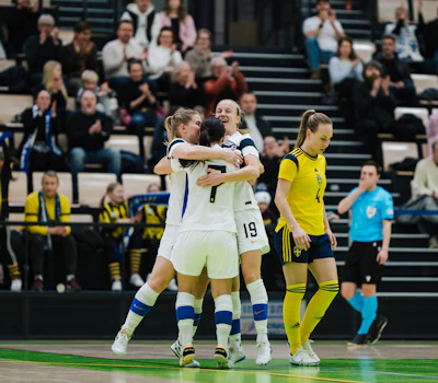 Suomi oli Ruotsia vastaan vahva varsinkin erikoistilanteissa – Netta Hannula (vas.) Tiia Juntikka ja Maria Mäntylä juhlivat sivurajapotkutilanteesta syntynyttä osumaa.