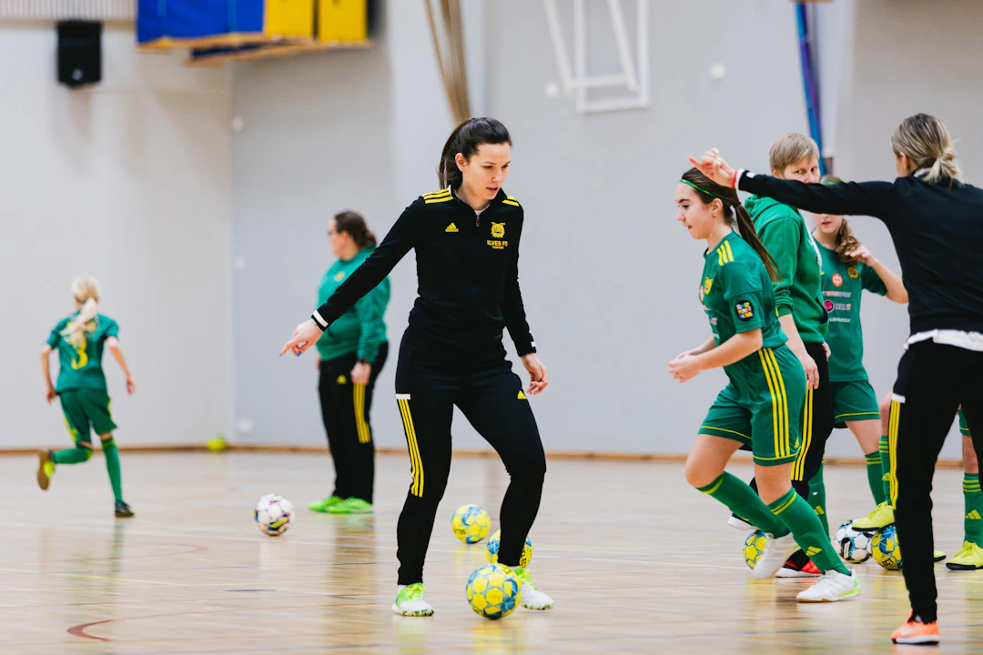 Ilveksen Naisten Futsal-Liigajoukkueen pelaajat opettamassa tulevaisuuden futsalpelaajia