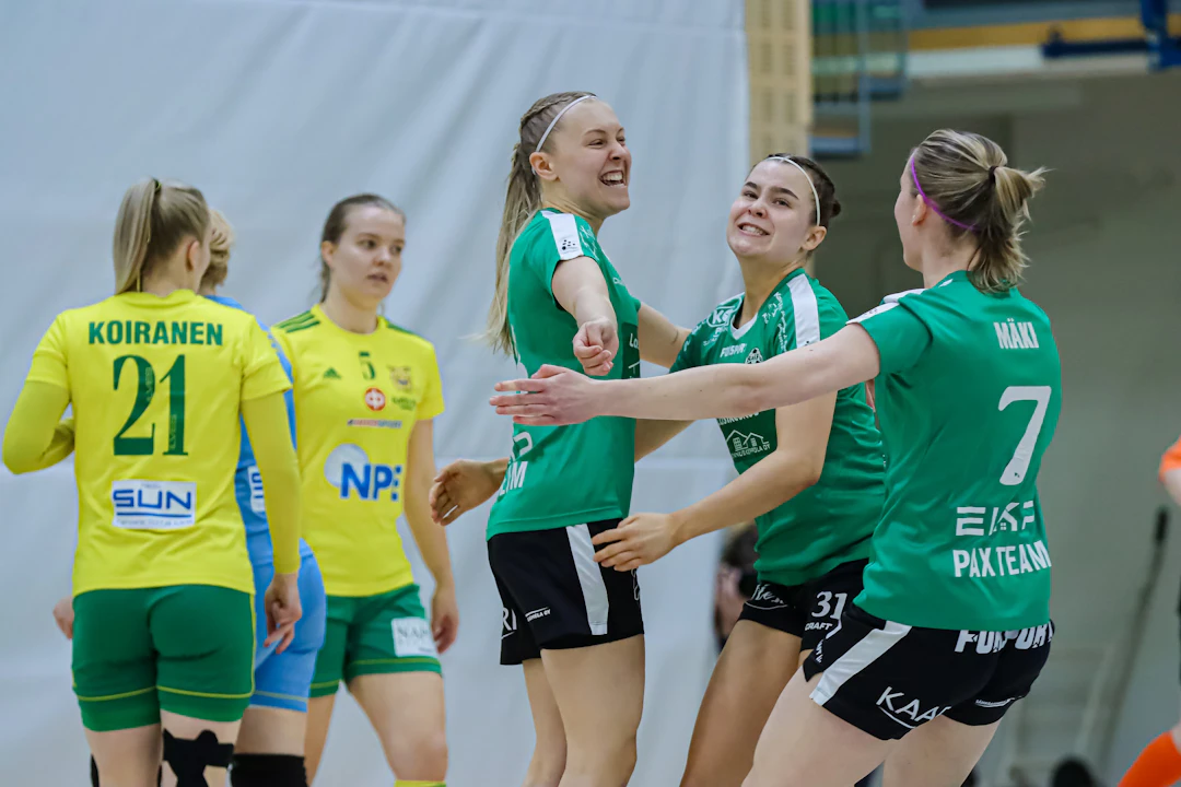 Hattutempun viimeistellyt Tiiu Lehtonen (keskellä) oli pronssiottelun ratkaisija.