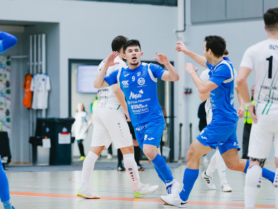 Akaa Futsalin Bob (keskellä) on aivan jäätävässä pudotuspelivireessä – brassitähti on iskenyt neljässä jatkopelissä jo tehot 9+8.