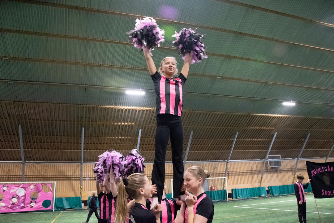 Oppilaat kannustivat luokkakavereitaan myös cheerleadingin muodossa!