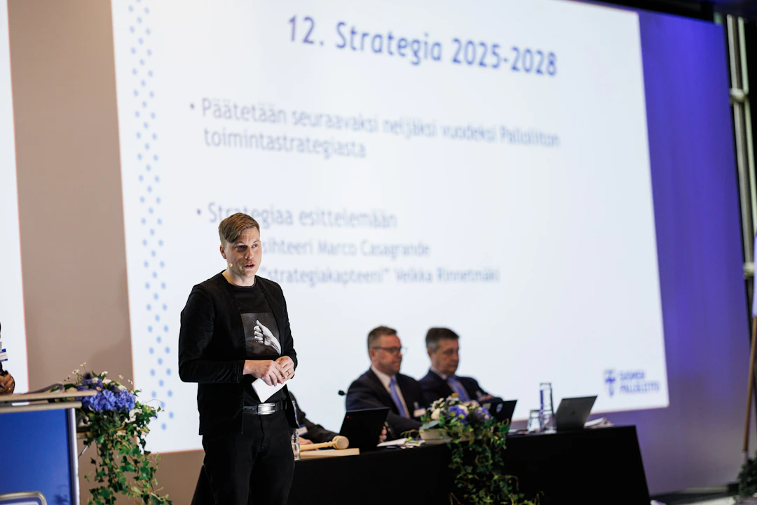 Veli-Matti Rinnetmäki esitteli uutta strategiaa Seurojen kokouksessa.