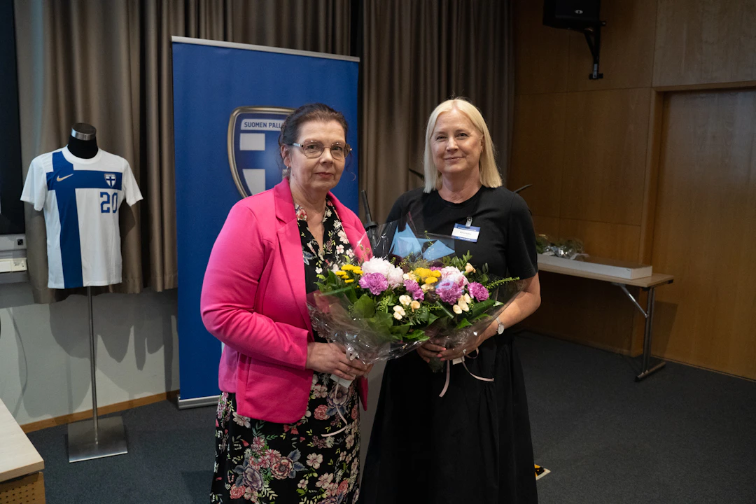 Seuraparlamentin puheenjohtaja Jaana Järvenpää ja varapuheenjohtaja Kirsi Haltia.