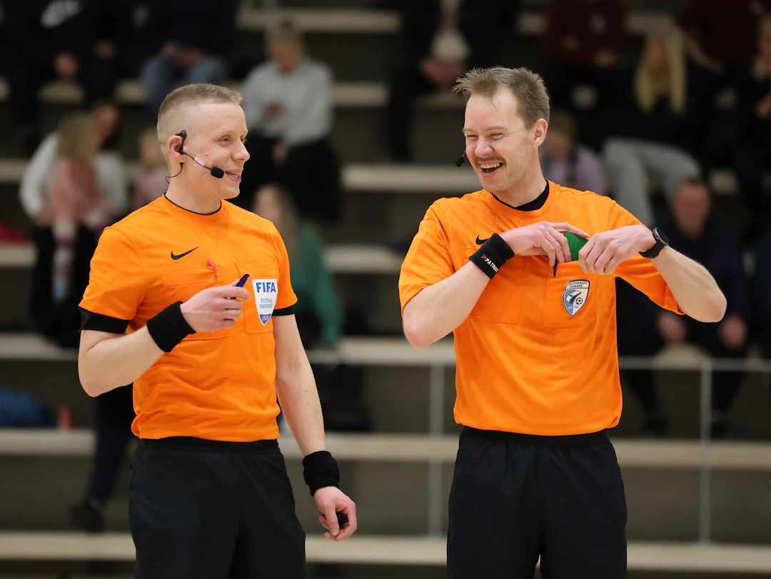 Arttu Kyynäräinen tuomarikollega Jesse Aallon kanssa keväällä 2024