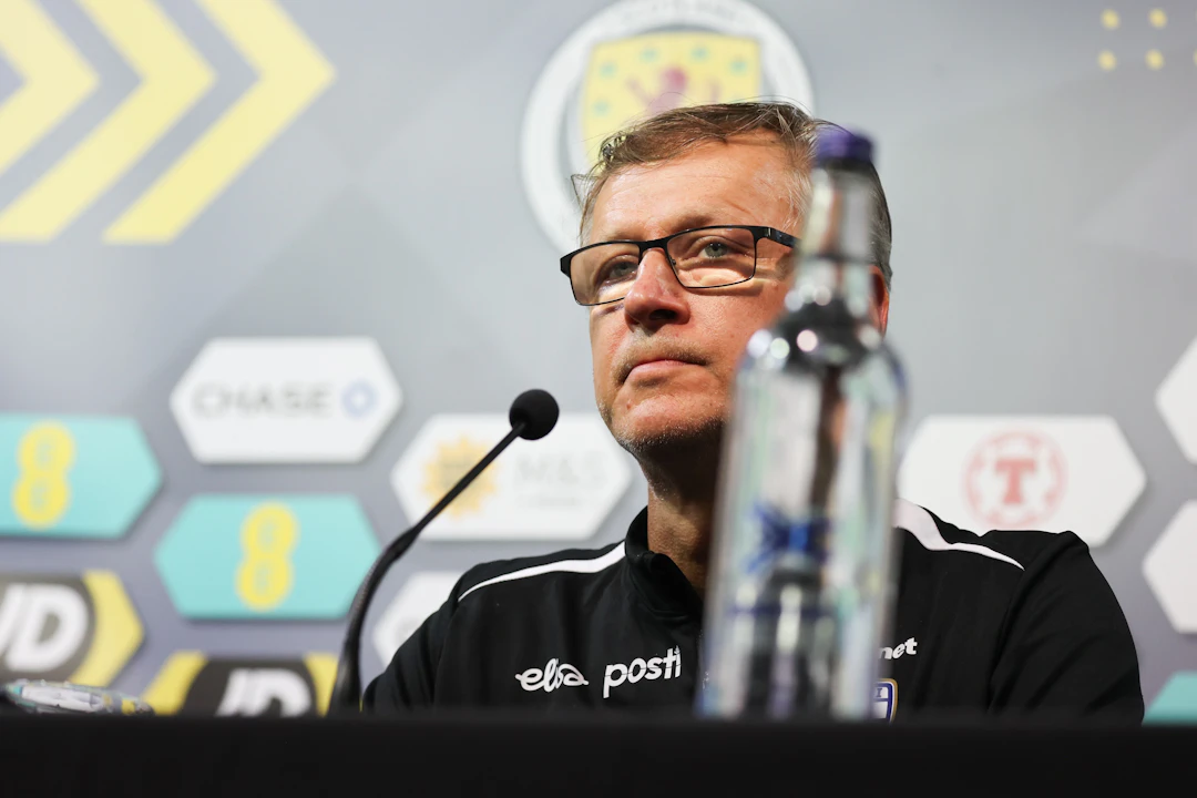 Päävalmentaja Markku Kanerva kansainvälisessä lehdistötilaisuudessa Hampden Parkilla Skotlanti-ottelun aattona.
