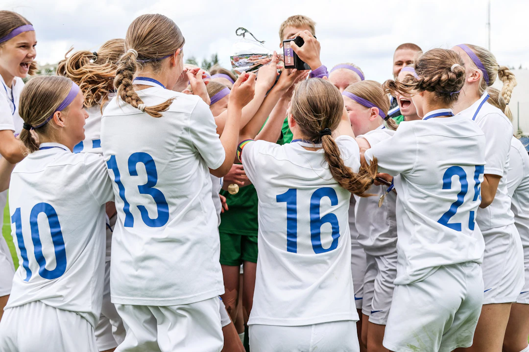 Team Pikkujämsän kapteeni Chloe Nordblad pääsi nostamaan pokaalia.