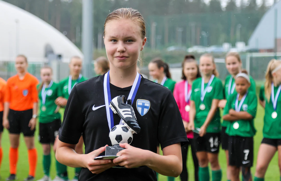 Team Sällströmin Aino Mero oli Helmariturnauksen 2023 maalitykki yhdeksällä osumalla.