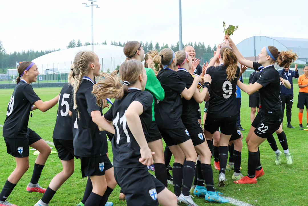 Juliana Henttinen ja Helmi Kupila nostavat Team Sällströmin voittamaa Helmariturnauksen 2023 pokaalia ilmaan.