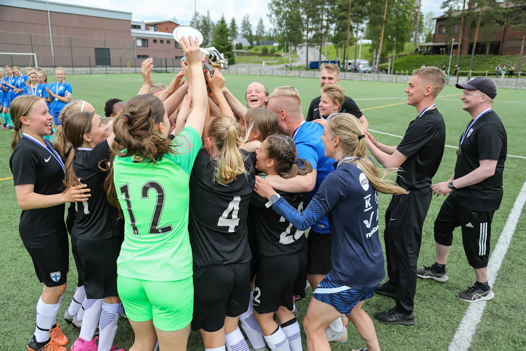Team Sällström nostaa pokaalia vuoden 2022 A-finaalin päätteeksi.