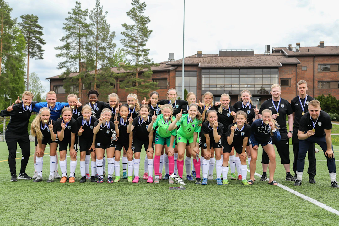 Helmariturnauksen 2022 A-lohkon voittanut Team Sällström. Mukana juhlimassa myös Linda Sällström.