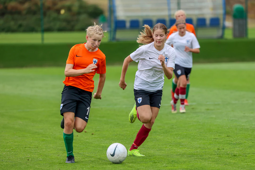 Olivia Ulenius (vasemmalla) valittiin turnauksen MVP:n lisäksi Team Ölingin MVP:ksi ja A-lohkon tähdistöön.