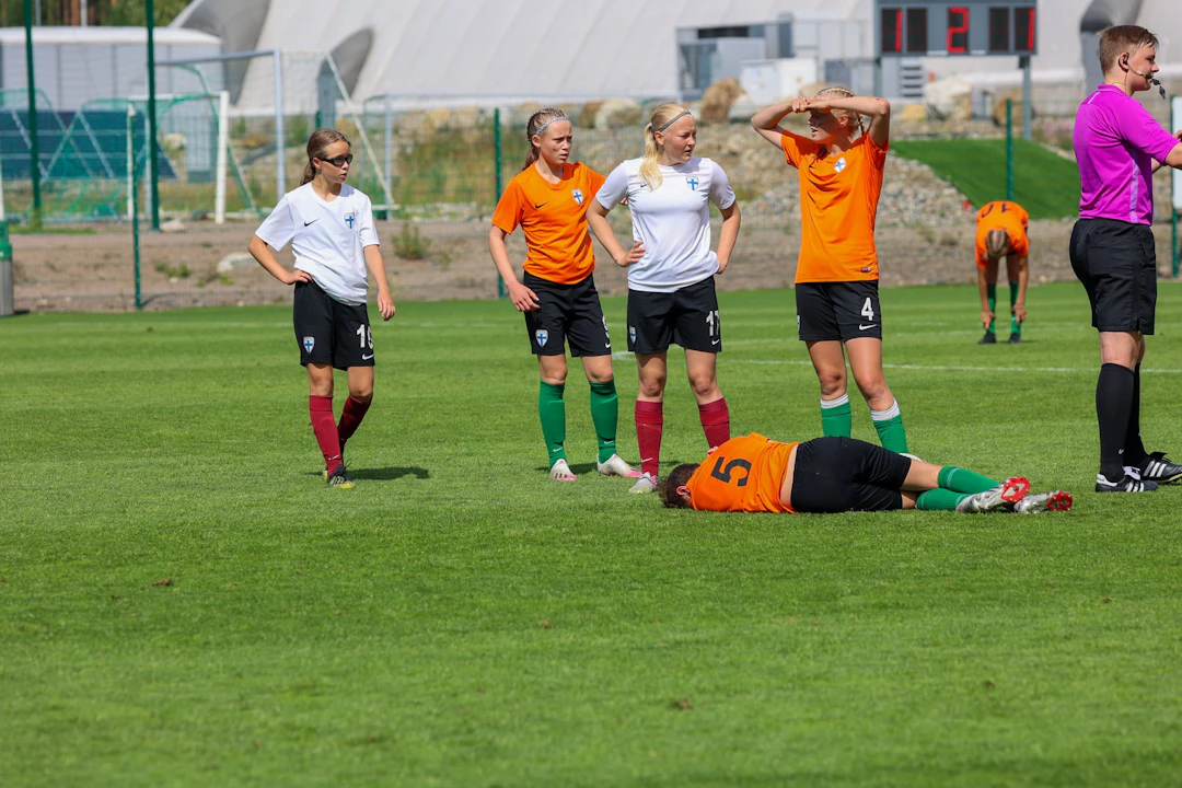 Ilona Kilpeläinen (valkoisessa paidassa vasemmalla) valittiin Helmariturnauksen 2021 tähdistöön.