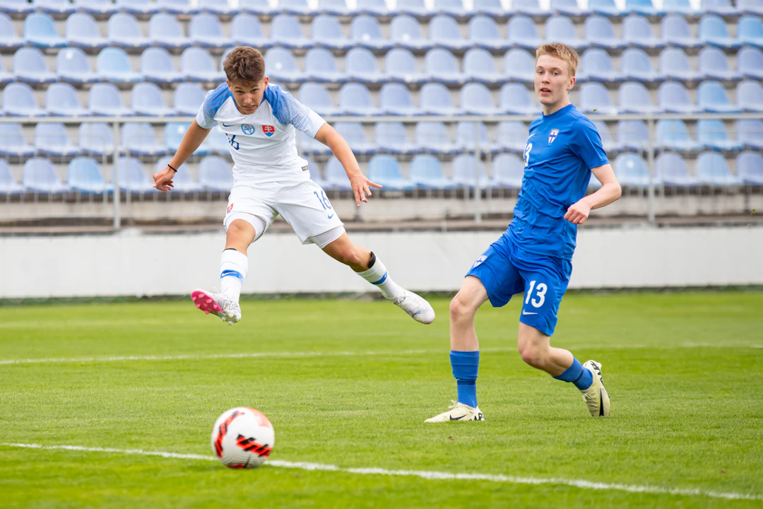 Minihuuhkajat pelasi maalittoman tasapelin Slovakiaa vastaan toukokuussa. Kuvassa Atte Salmi.