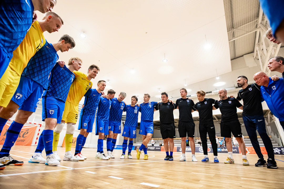 Miesten futsalmaajoukkue ringissä.