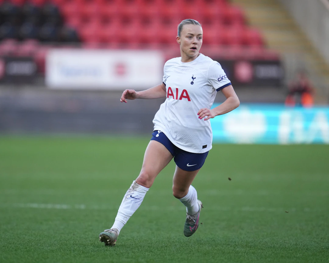 Olga Ahtinen Tottenham-paidassa.