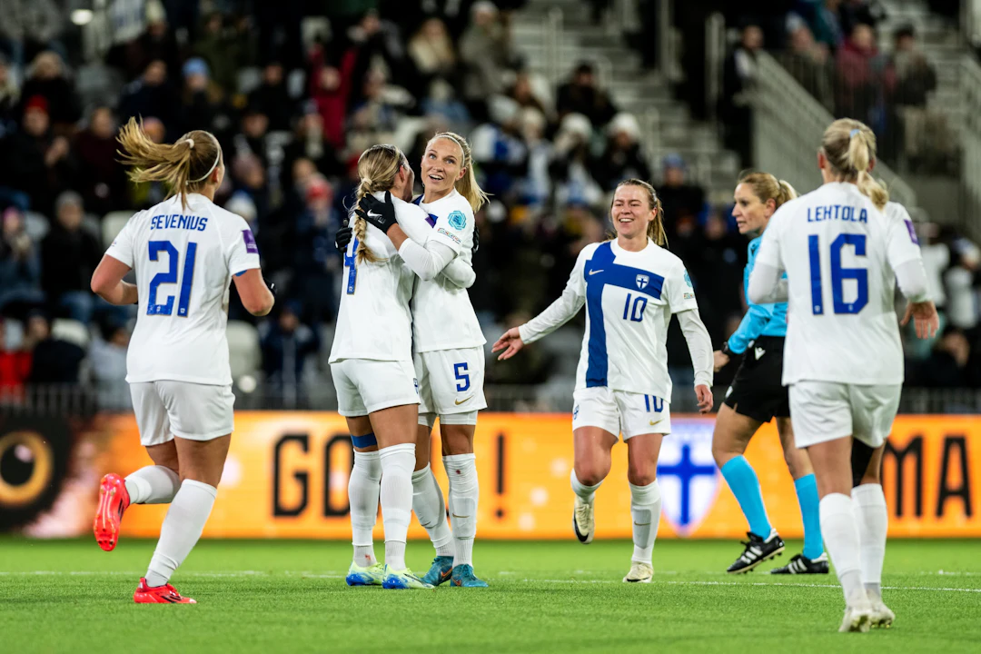 Helmarit juhli Tampereella mm. Emma Koiviston hienoa maalia.