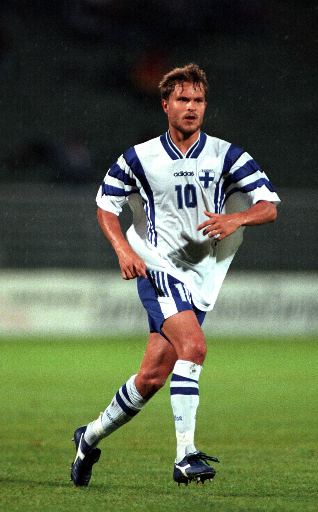 Nyyssönen kantoi A-maajoukkueen legendaarista kymppipaitaa syyskuussa 1996.